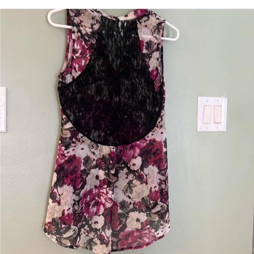 StudioY floral top with lace back - Picture 4 of 4